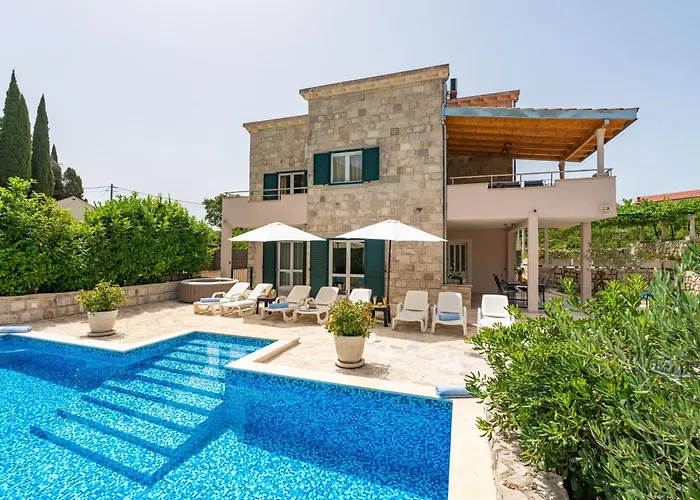 Villa Petmat - Elegant Country Villa With Private Pool & 6 Bedrooms